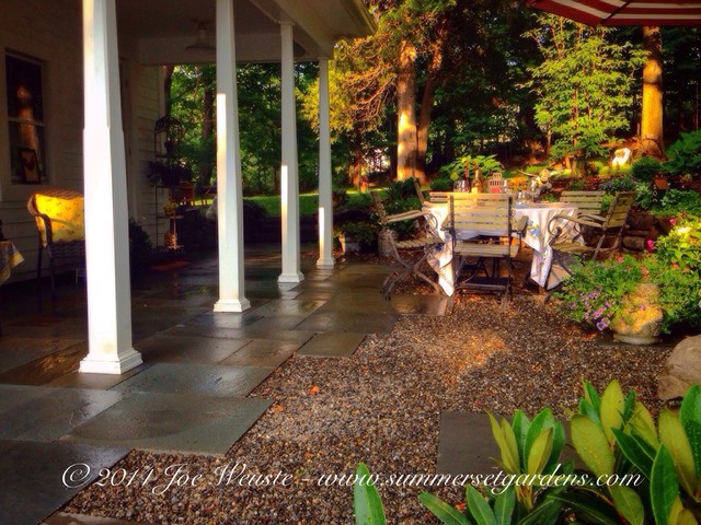 A gravel and flagstone patio - Campagne - Terrasse et Patio - New York ...