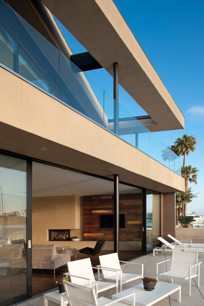 Mittelgroßer, Überdachter Moderner Patio hinter dem Haus mit Betonboden in Los Angeles