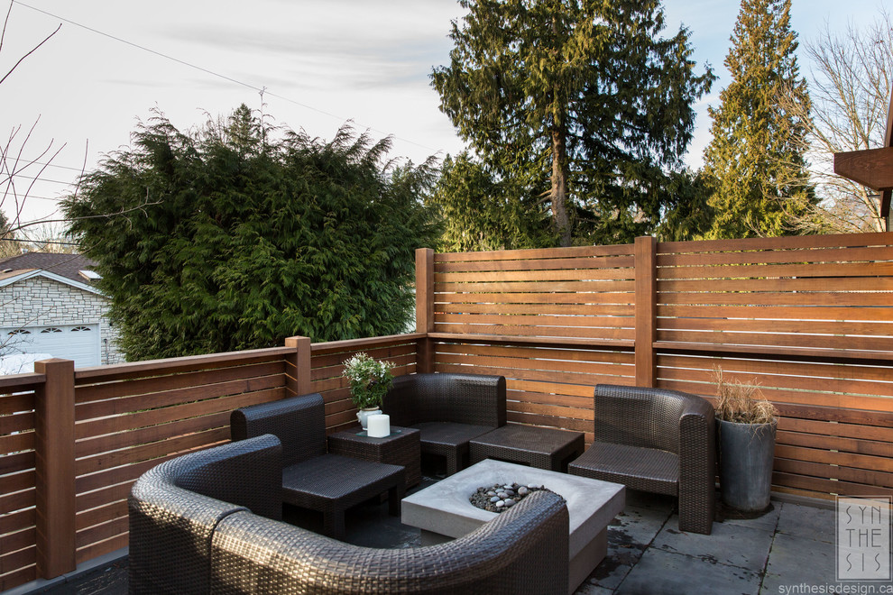 Mittelgroßer, Unbedeckter Moderner Patio hinter dem Haus mit Feuerstelle in Vancouver