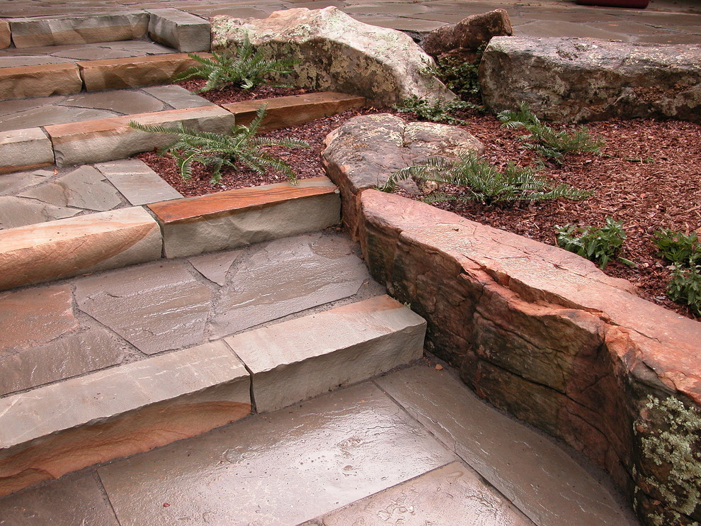 Ispirazione per un grande patio o portico contemporaneo dietro casa con pavimentazioni in pietra naturale