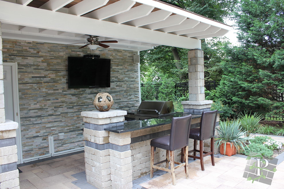 Cette photo montre une terrasse arrière chic de taille moyenne avec une cuisine d'été et des pavés en béton.