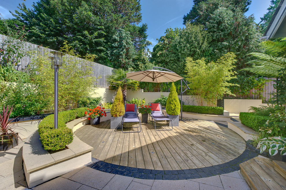 Immagine di un patio o portico minimal di medie dimensioni e dietro casa con un parasole