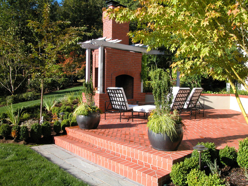 Modelo de patio tradicional con adoquines de ladrillo y chimenea