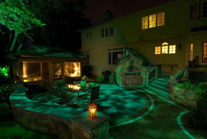 На фото: двор на заднем дворе в стиле неоклассика (современная классика) с летней кухней и покрытием из декоративного бетона с