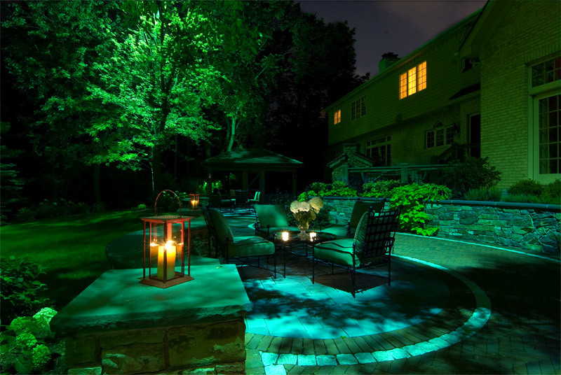 На фото: двор на заднем дворе в стиле неоклассика (современная классика) с летней кухней и покрытием из декоративного бетона