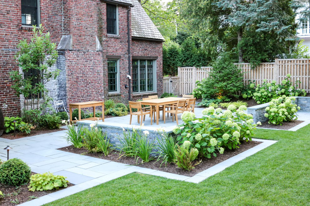 Mittelgroßer Patio hinter dem Haus mit Outdoor-Küche und Natursteinplatten in Boston