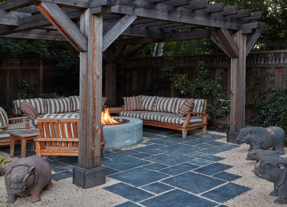 Diseño de patio de estilo americano pequeño en patio trasero con huerto, adoquines de piedra natural y pérgola