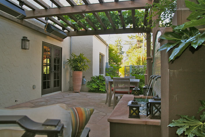 Пример оригинального дизайна: маленький двор на заднем дворе в стиле фьюжн с покрытием из каменной брусчатки и фонтаном для на участке и в саду