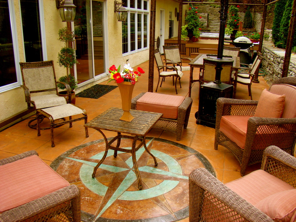 Immagine di un grande patio o portico eclettico dietro casa con fontane, cemento stampato e un gazebo o capanno