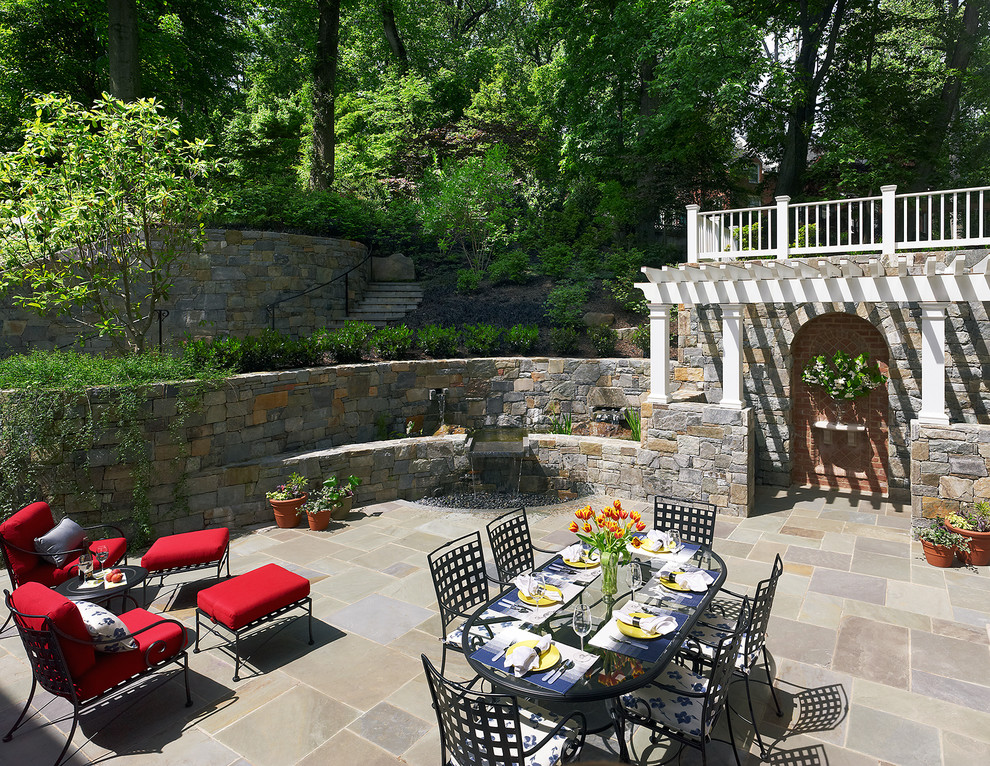 Diseño de patio clásico grande sin cubierta en patio con jardín vertical y adoquines de piedra natural