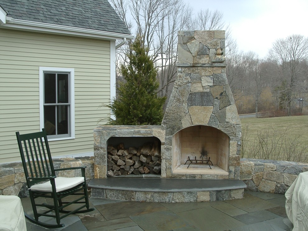 Стильный дизайн: двор на заднем дворе в классическом стиле с летней кухней и покрытием из каменной брусчатки - последний тренд