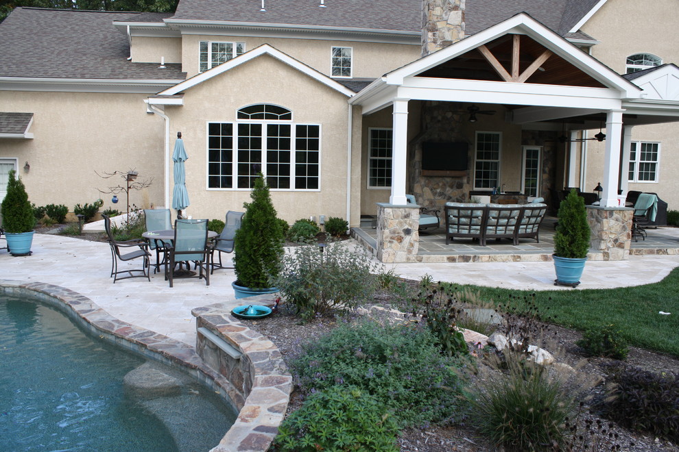 Стильный дизайн: большой двор на заднем дворе в классическом стиле с покрытием из каменной брусчатки и навесом - последний тренд