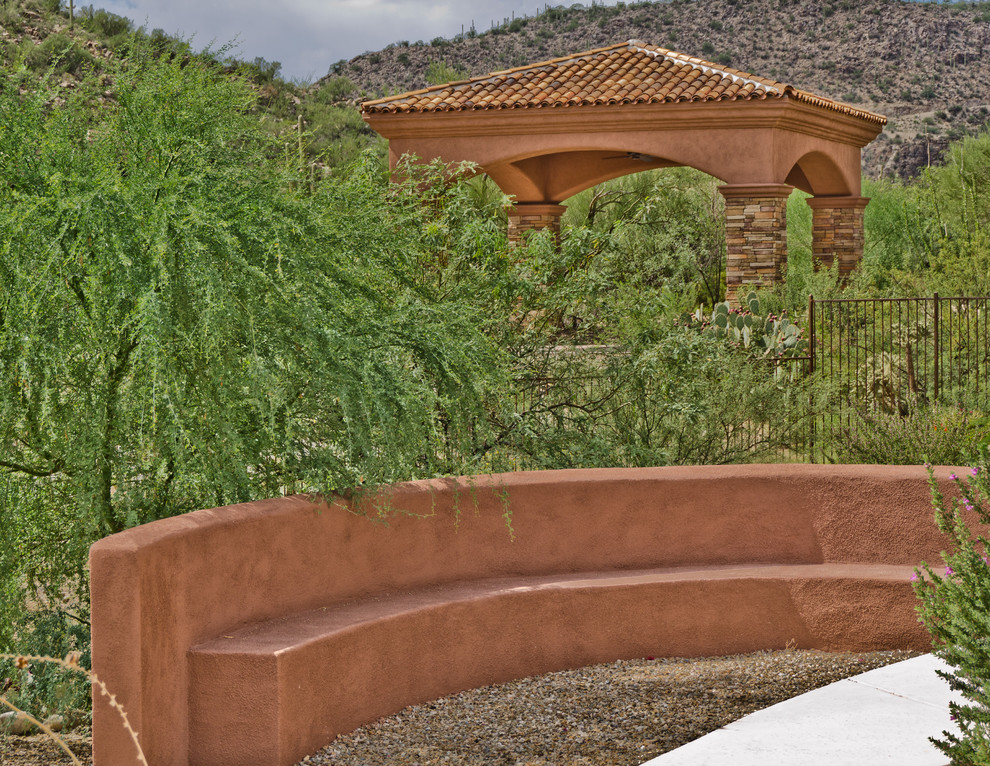 Idée de décoration pour une petite terrasse sud-ouest américain avec une cour et du gravier.