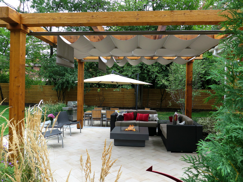 Idee per un patio o portico minimal di medie dimensioni e dietro casa con un focolare, ghiaia e una pergola