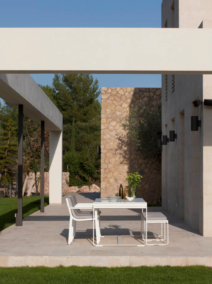 Идея дизайна: большой двор на заднем дворе в современном стиле с покрытием из каменной брусчатки без защиты от солнца