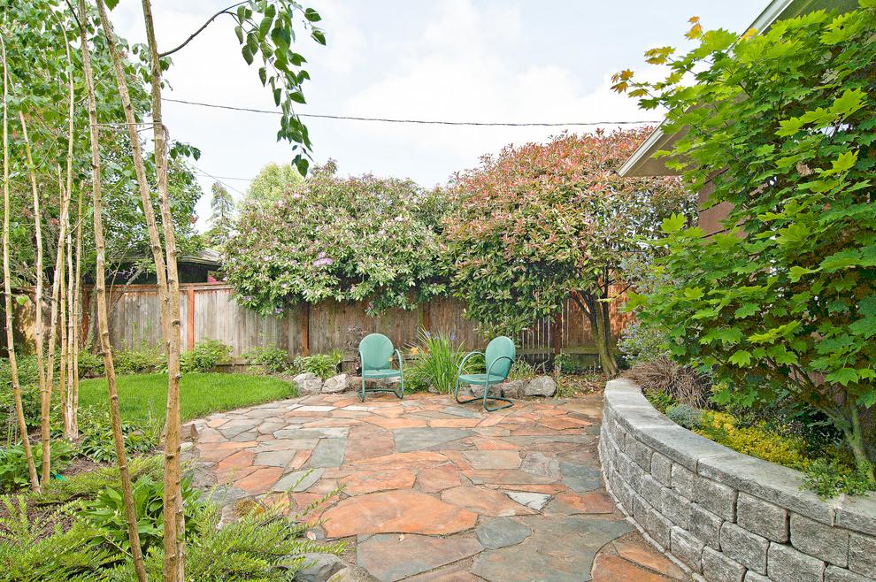 Example of a classic patio design in Seattle