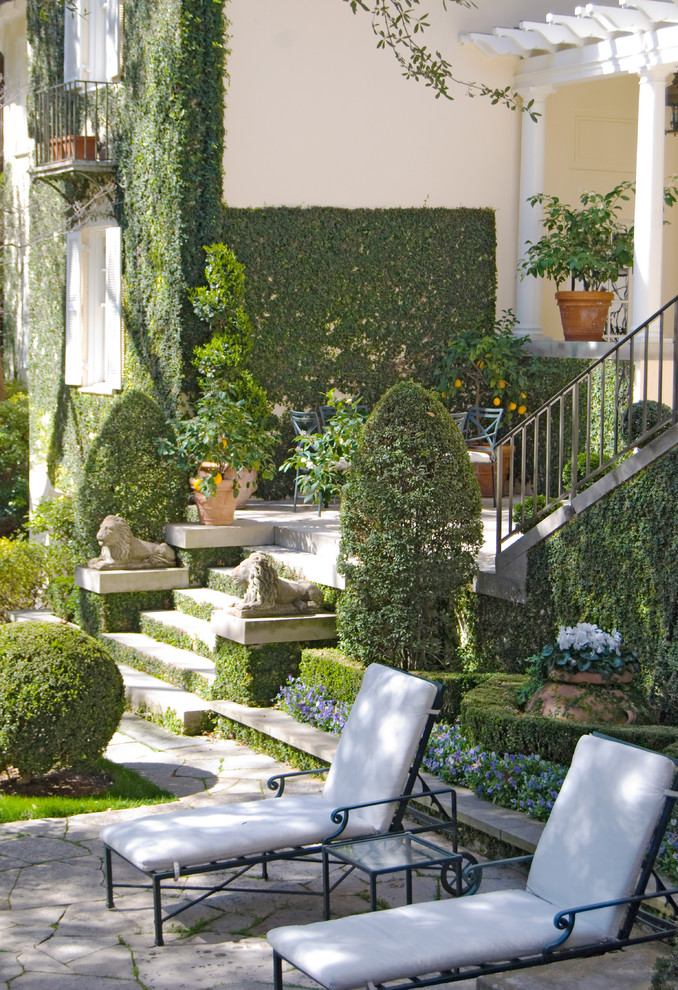 Idée de décoration pour un mur végétal de terrasse tradition de taille moyenne avec une cour, des pavés en pierre naturelle et une pergola.