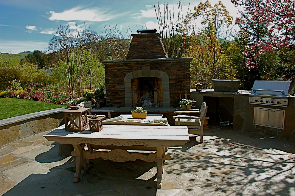 Foto de patio rústico grande en patio trasero con cocina exterior, suelo de hormigón estampado y pérgola