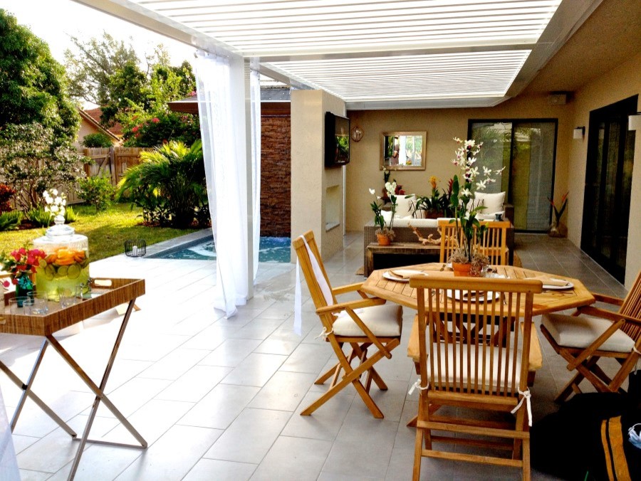 Diseño de patio clásico grande en patio trasero y anexo de casas con brasero y suelo de baldosas