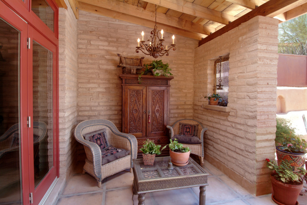 Foto di un piccolo patio o portico american style dietro casa con pavimentazioni in cemento e un tetto a sbalzo