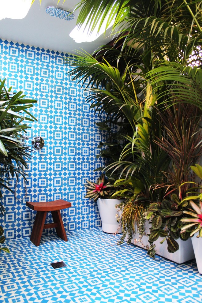 Inspiration for a mediterranean outdoor patio shower remodel in Los Angeles