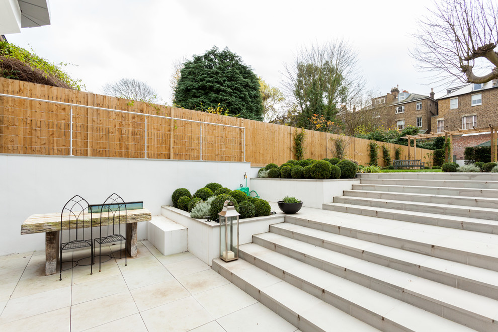 Свежая идея для дизайна: двор в стиле неоклассика (современная классика) с забором без защиты от солнца - отличное фото интерьера