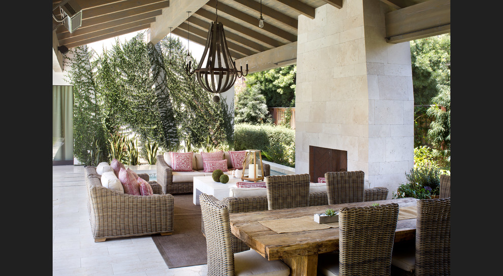 На фото: большой двор на заднем дворе в средиземноморском стиле с покрытием из плитки, навесом и местом для костра