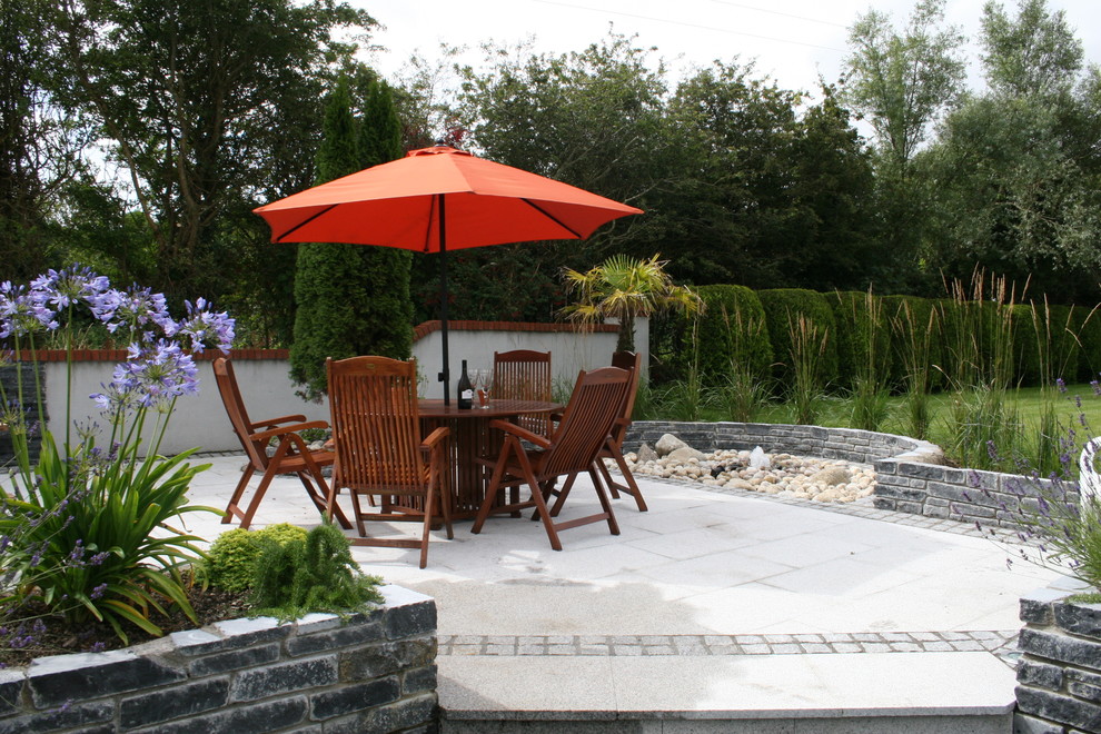 Foto de patio moderno con adoquines de piedra natural