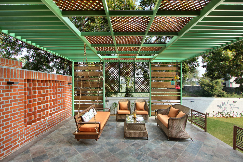 Idee per un patio o portico tradizionale di medie dimensioni e dietro casa
