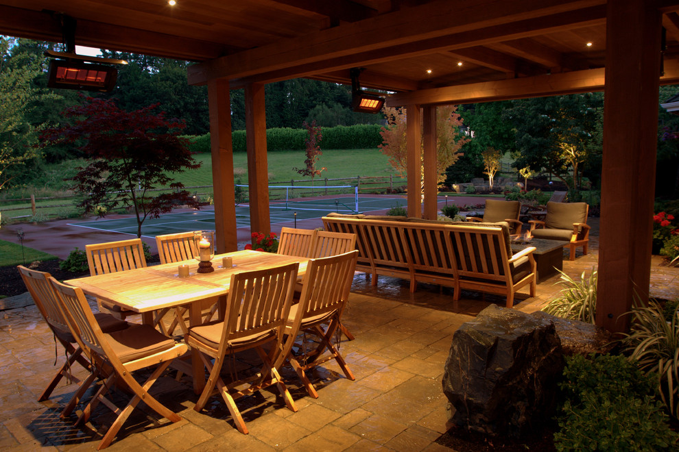 Imagen de patio clásico grande en patio trasero con adoquines de piedra natural, cocina exterior y cenador