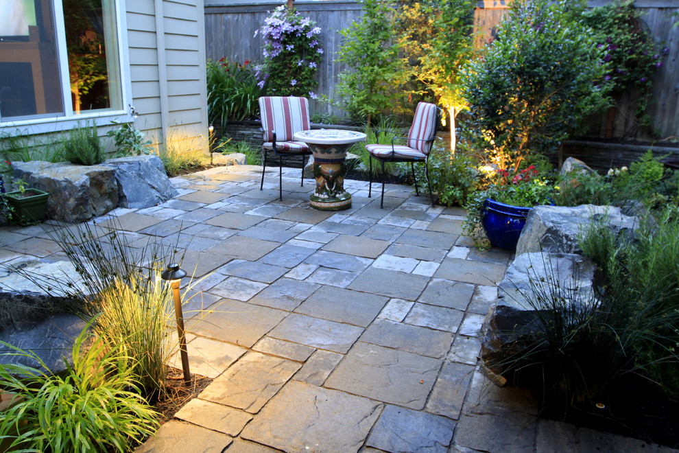 Стильный дизайн: двор на заднем дворе в современном стиле с местом для костра и покрытием из каменной брусчатки - последний тренд