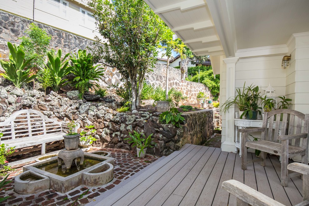 Inspiration pour une terrasse avec des plantes en pots arrière asiatique de taille moyenne avec un auvent.