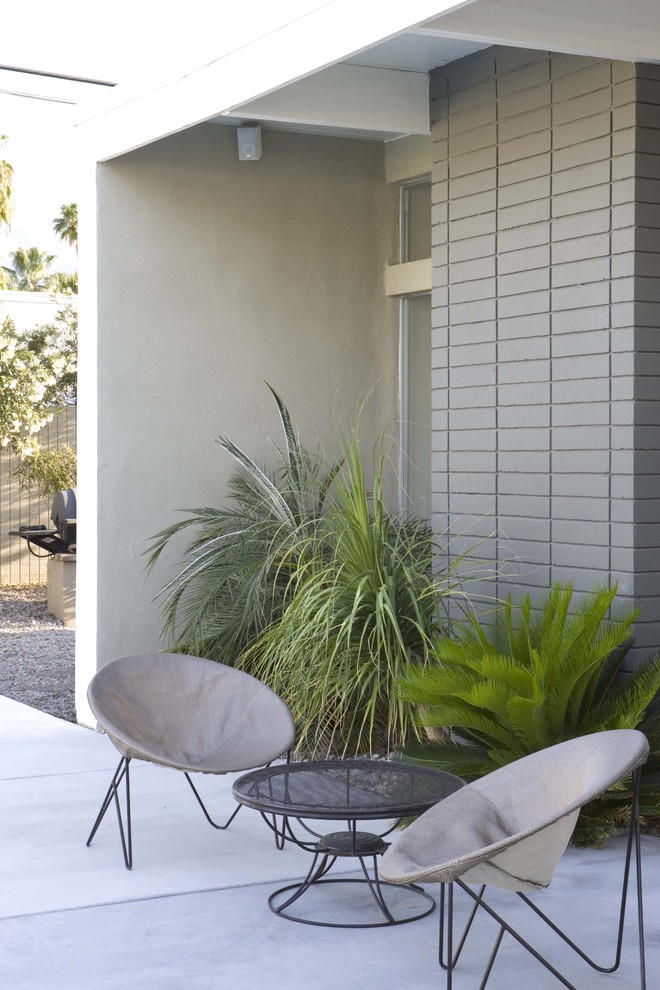 Immagine di un patio o portico moderno con un focolare
