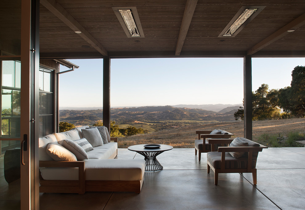 Rural back patio in San Francisco with concrete slabs and a roof extension.