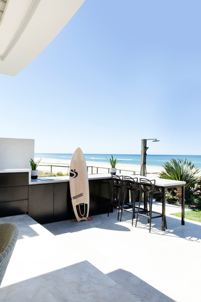 Überdachter, Großer Moderner Patio hinter dem Haus mit Gartendusche und Natursteinplatten in Gold Coast - Tweed