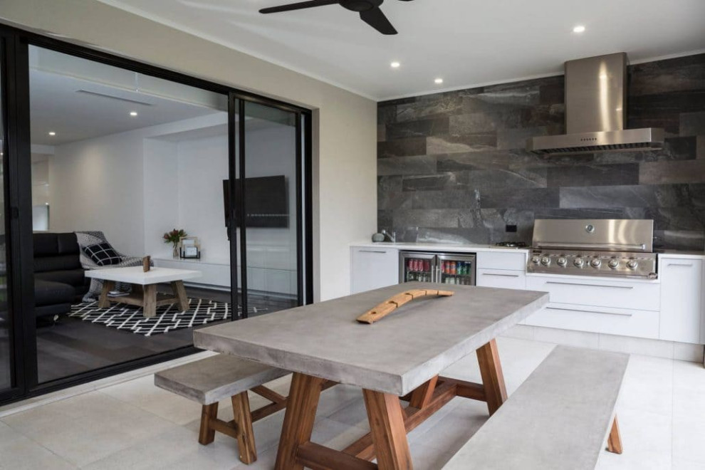 Moderne Pergola im Innenhof mit Outdoor-Küche und Betonboden in Brisbane