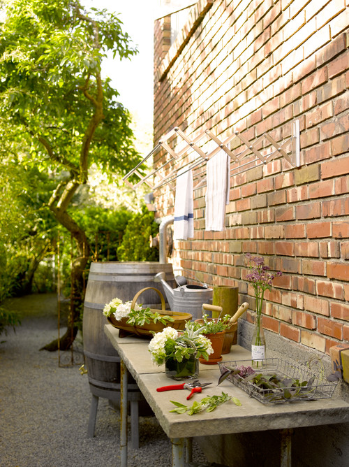 DIY AFTERNOON PROJECT: CLOTHESLINE  Diy outdoor, Clothes line, Backyard