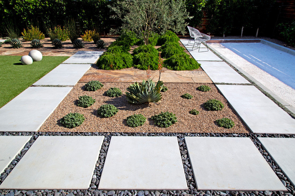 Foto di un grande giardino minimalista dietro casa con un focolare e pavimentazioni in pietra naturale