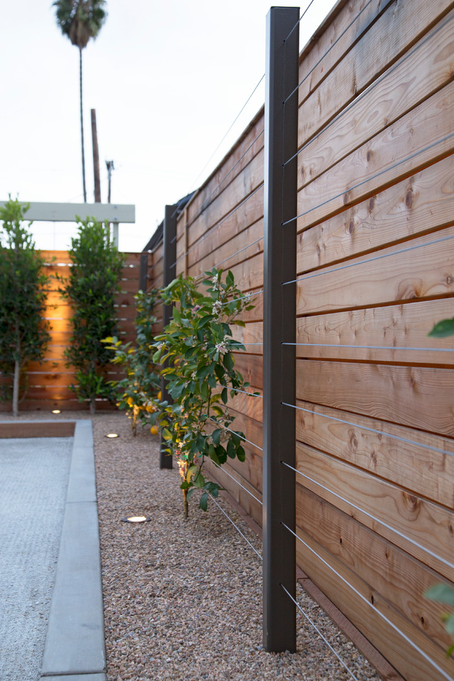 Esempio di un grande patio o portico minimalista dietro casa con lastre di cemento e una pergola