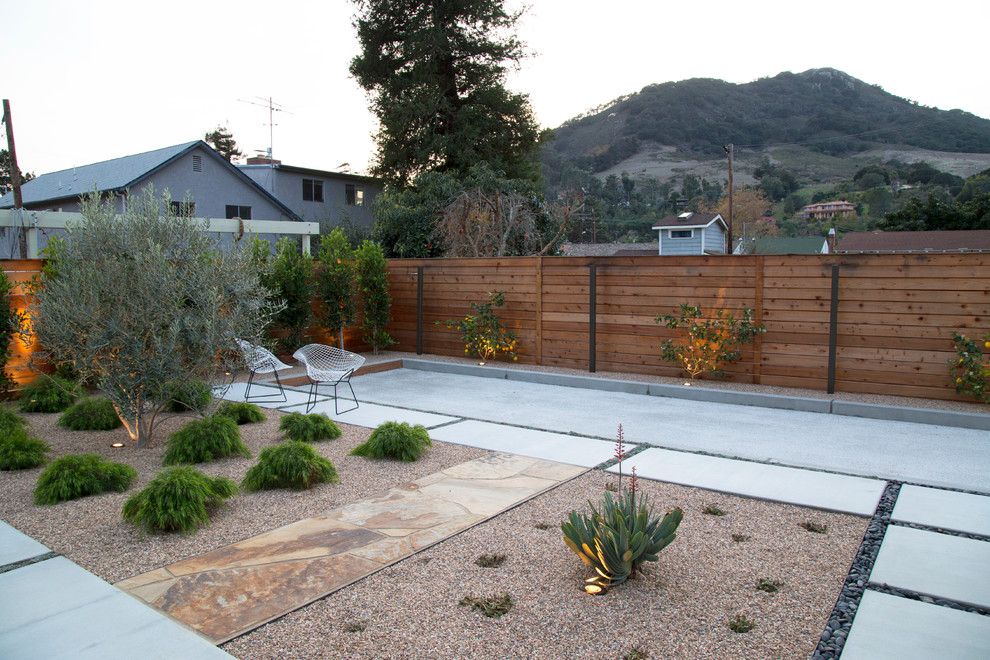 Пример оригинального дизайна: большая пергола во дворе частного дома на заднем дворе в стиле модернизм с летней кухней и покрытием из бетонных плит