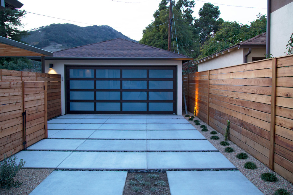На фото: большая пергола во дворе частного дома на переднем дворе в стиле модернизм с летней кухней и покрытием из бетонных плит