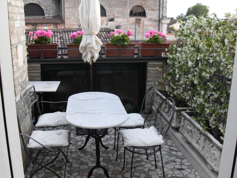 Photo of a mediterranean patio in Venice with a fire feature.