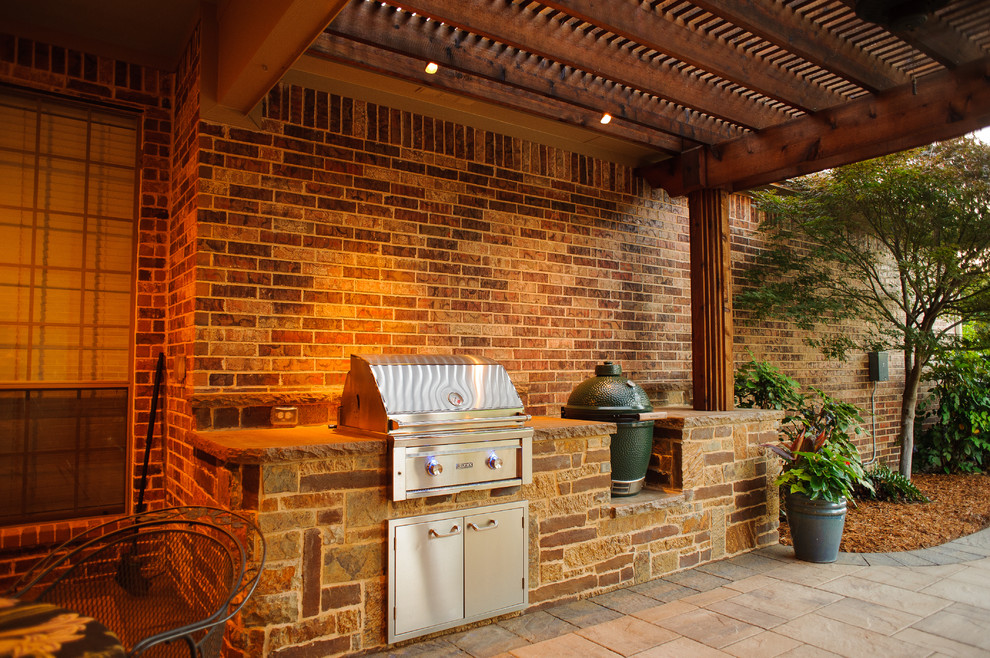 Foto di un patio o portico stile americano di medie dimensioni e dietro casa con pavimentazioni in pietra naturale e un tetto a sbalzo
