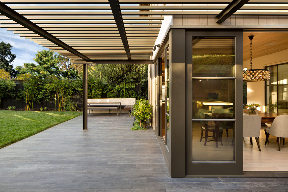 Foto di un patio o portico minimal di medie dimensioni e nel cortile laterale