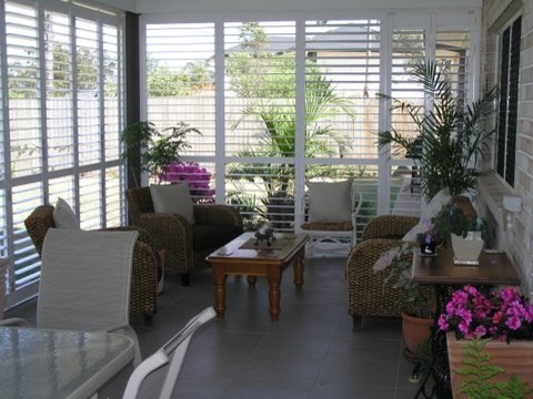 Photo of a large coastal courtyard patio in Brisbane with concrete slabs.