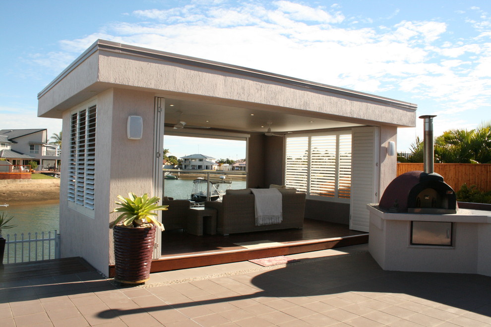 Foto de patio moderno de tamaño medio en patio trasero con cocina exterior