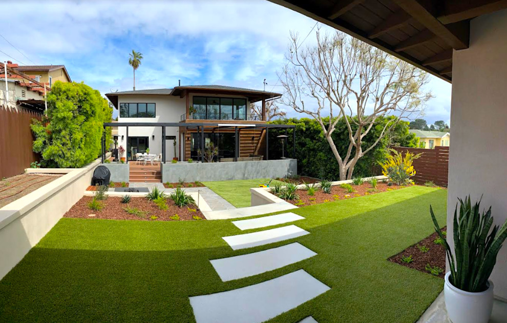 Moderner Patio hinter dem Haus in San Diego