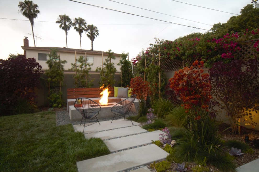 Patio - mid-sized modern backyard concrete paver patio idea in Los Angeles with a fire pit