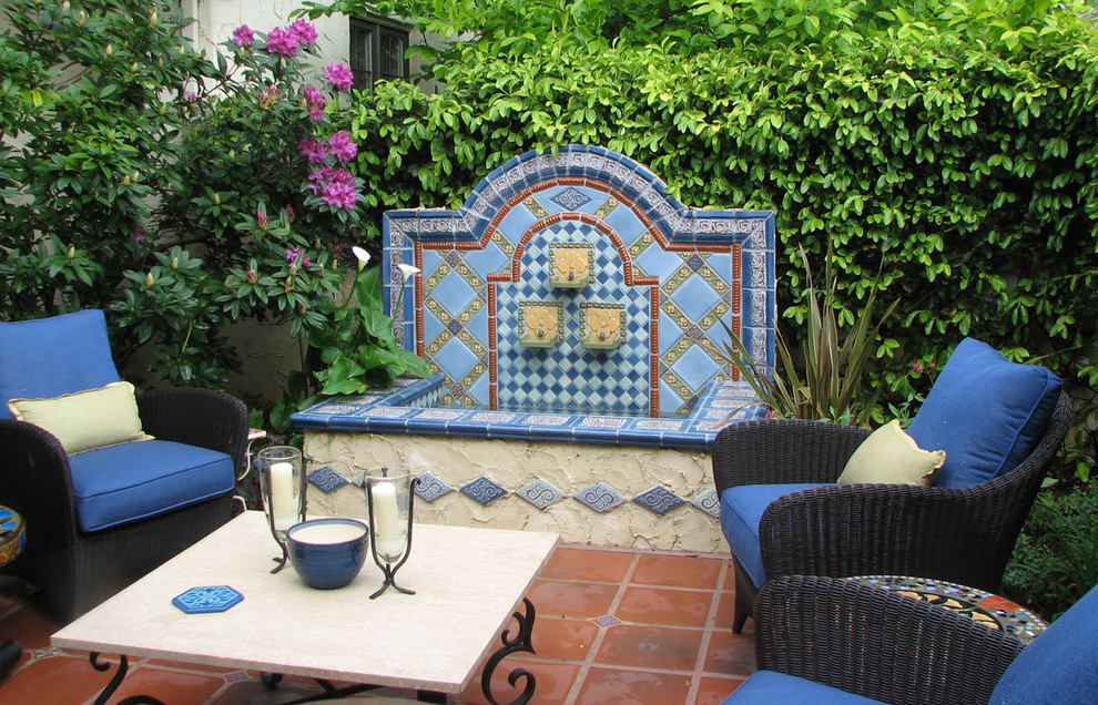Mittelgroßer, Gefliester, Unbedeckter Mediterraner Patio hinter dem Haus mit Wasserspiel in San Francisco