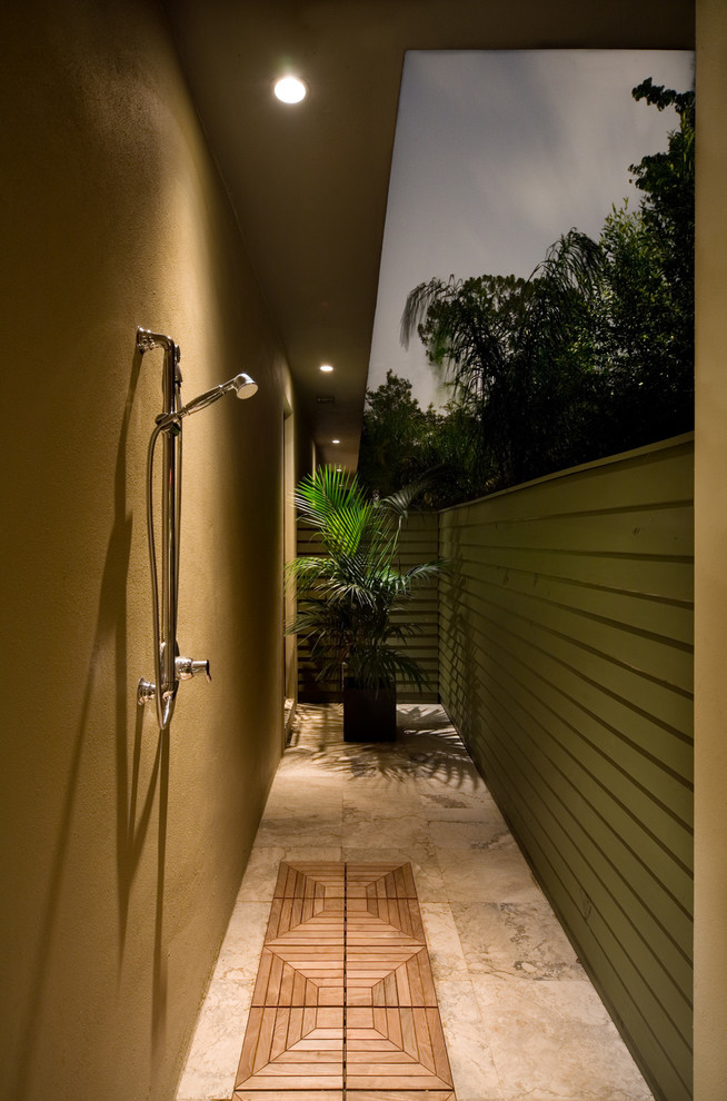 Exemple d'une terrasse avec une douche extérieure tendance.